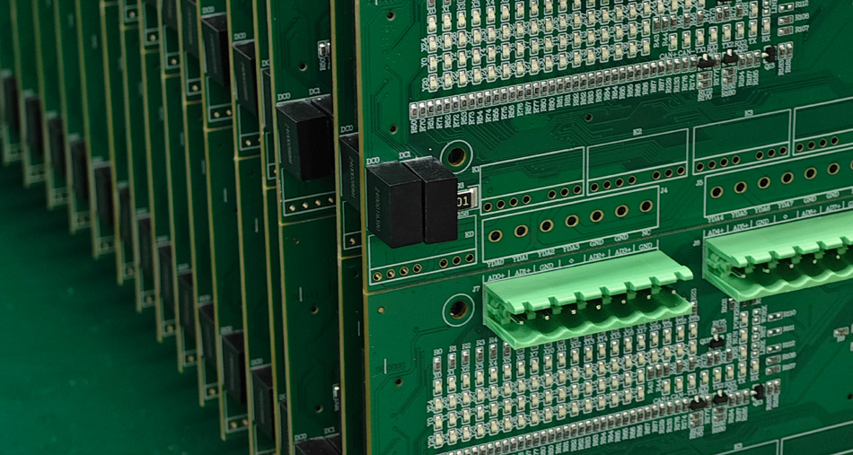 विश्वव्यापी रूपमा, वातावरणीय जागरूकता बढ्दै गएको छ, र हरियो निर्माण विभिन्न उद्योगहरूमा एक प्रमुख प्रवृत्ति भएको छ। PCBA (प्रिन्टेड सर्किट बोर्ड असेंबली) कारखानाहरूका लागि, बढ्दो कडा वातावरणीय नियमहरू र ग्राहक आवश्यकताहरूको सामना गर्दै, हरित निर्माण रणनीतिहरू लागू गर्नु यी चुनौतीहरूलाई सम्बोधन गर्ने प्रभावकारी तरिका भएको छ। यस लेखले कसरी PCBA कारखानाहरूले यी चुनौतीहरूलाई सम्बोधन गर्न र हरित उत्पादन रणनीतिहरू मार्फत दिगो विकास हासिल गर्न सक्छ भनेर अन्वेषण गर्नेछ।