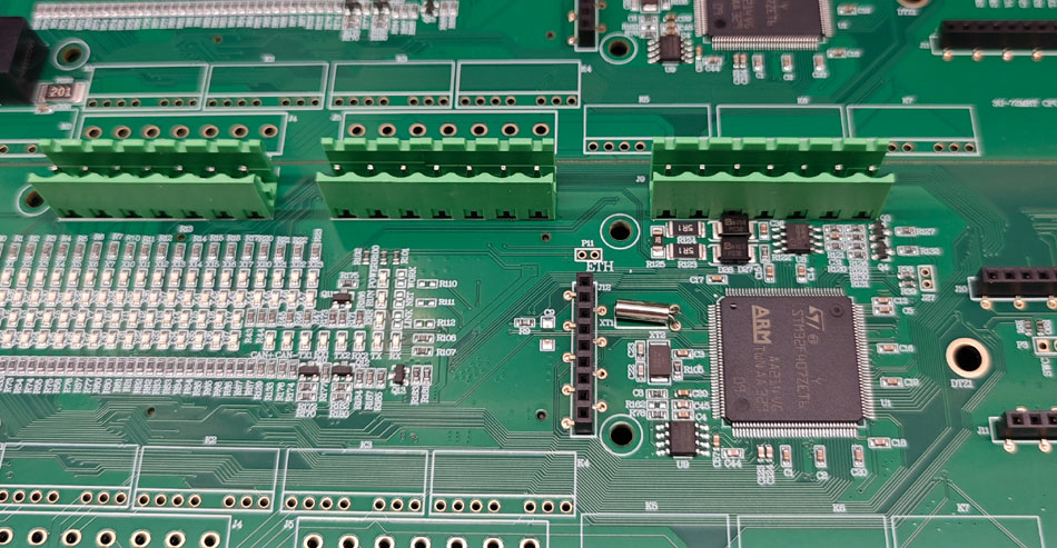 پیچیدہ منصوبوں میں اکثر مختلف ٹکنالوجیوں اور اجزاء کی ایک قسم شامل ہوتی ہے ، جس میں پی سی بی اے فیکٹریوں کو وسیع پیمانے پر مہارت اور تکنیکی صلاحیتوں کے مالک ہونے کی ضرورت ہوتی ہے۔ سرکٹ بورڈز ، اجزاء ، اور فعال ضروریات کی متنوع رینج پروجیکٹ مینجمنٹ کو مزید پیچیدہ بناتی ہے۔